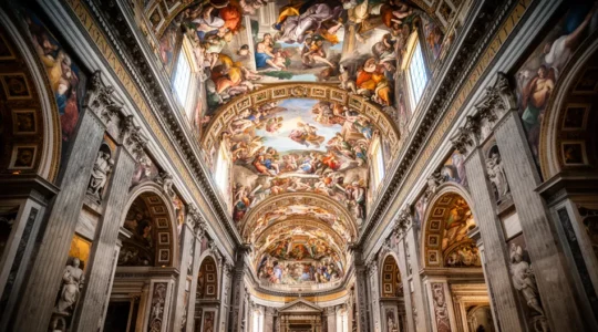 Vista panoramica della Cappella Sistina con gli affreschi di Michelangelo illuminati dalla luce naturale