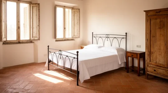 Camera accogliente di un bed and breakfast italiano con vista sulla città