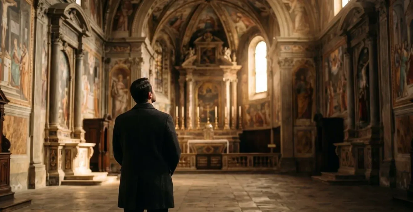 Vista mozzafiato della volta affrescata in una cappella storica vuota illuminata da luce soffusa