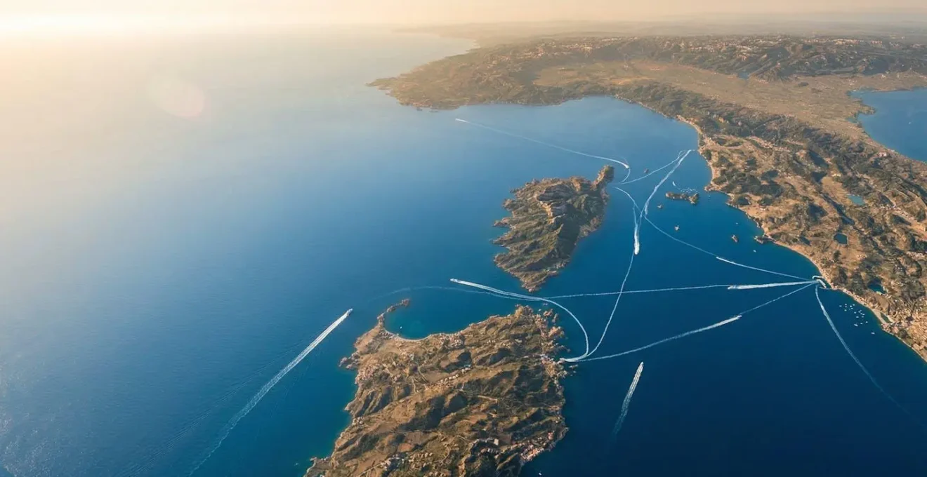 Vista aerea del Mediterraneo con le rotte dei traghetti tra Italia, Sardegna e Corsica