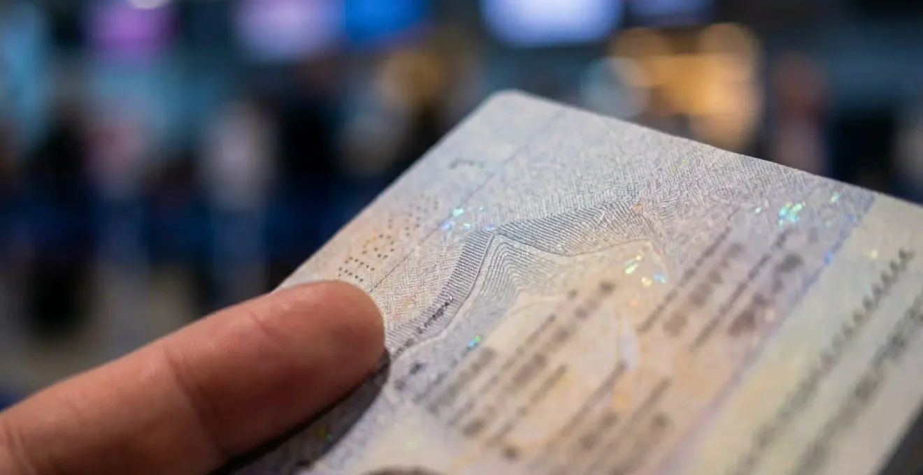 Dettaglio macro di un passaporto con focus sulla pagina dati personali