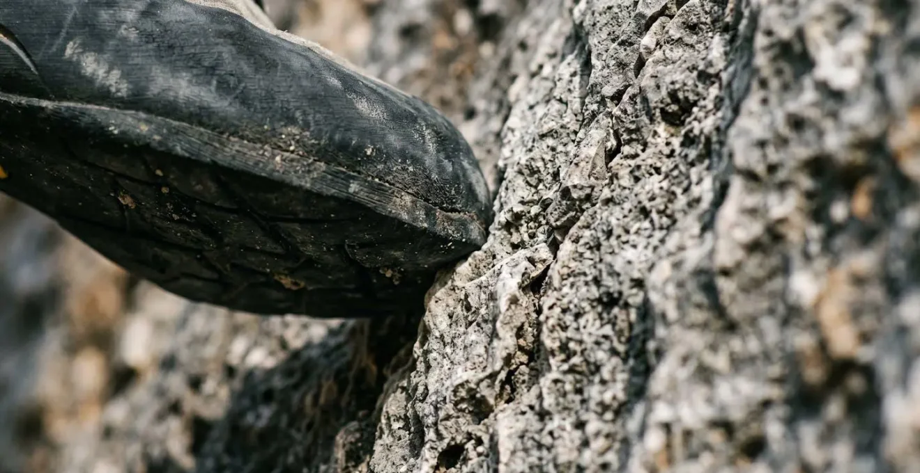 Dettaglio macro di una suola di scarpa da avvicinamento che aderisce perfettamente alla roccia dolomitica