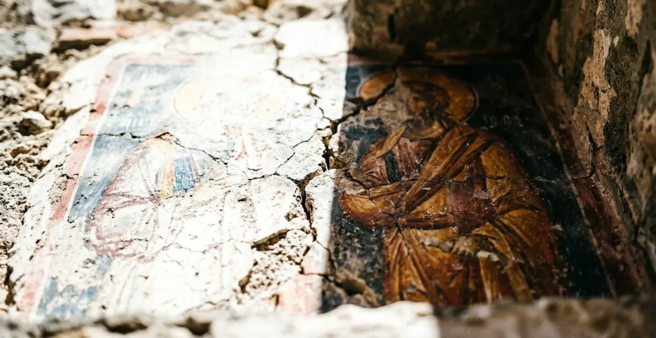 Contrasto tra zone illuminate e ombreggiate negli affreschi pompeiani sotto il sole zenitale