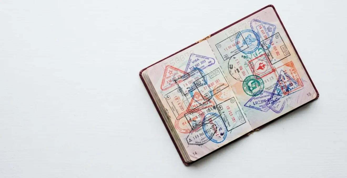 Passaporto con pagine piene di timbri di viaggio