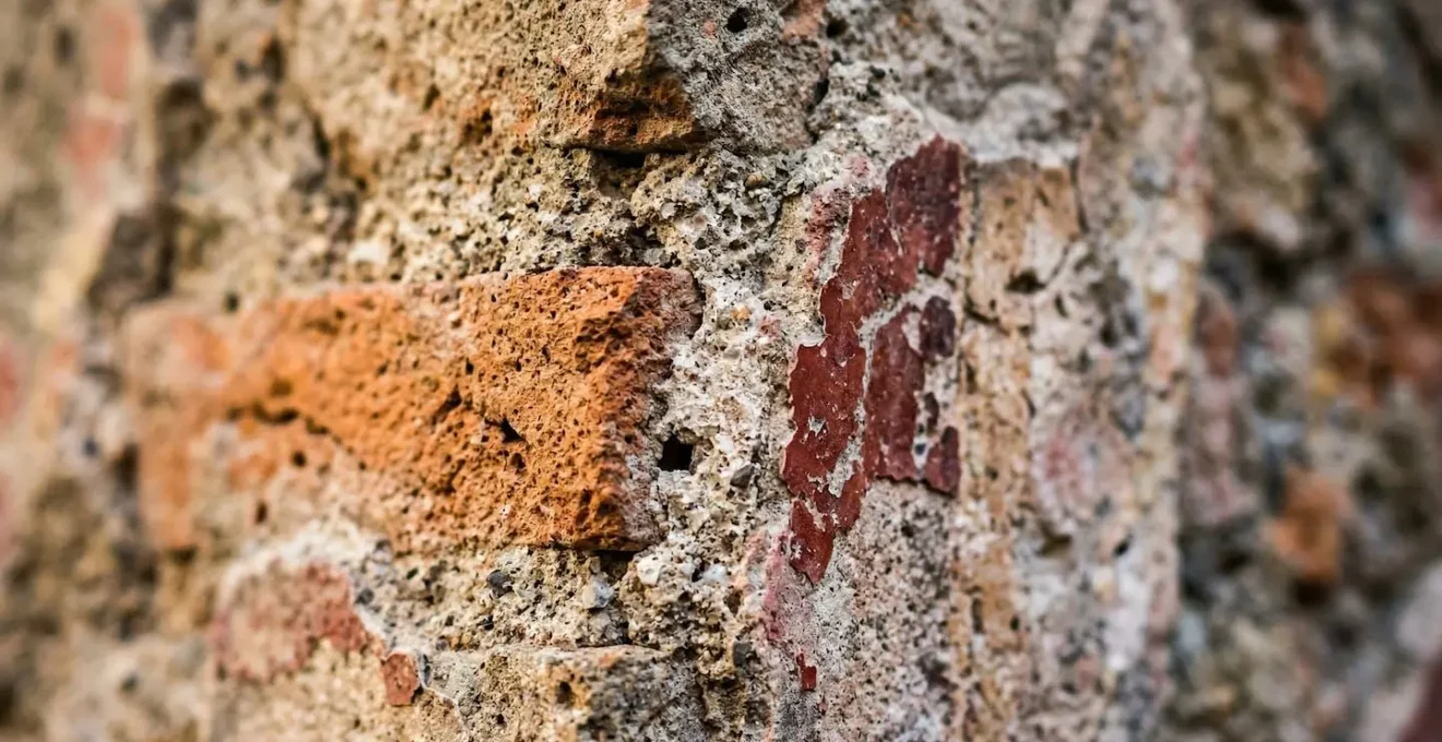 Dettaglio ravvicinato di antiche pietre e affreschi pompeiani con texture visibili