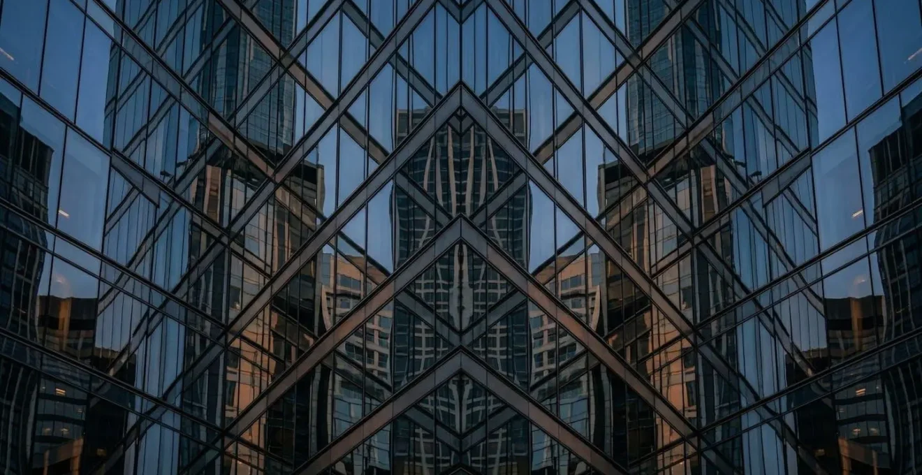 Riflessi astratti sulla facciata vetrata della Torre Unicredit che creano composizioni geometriche