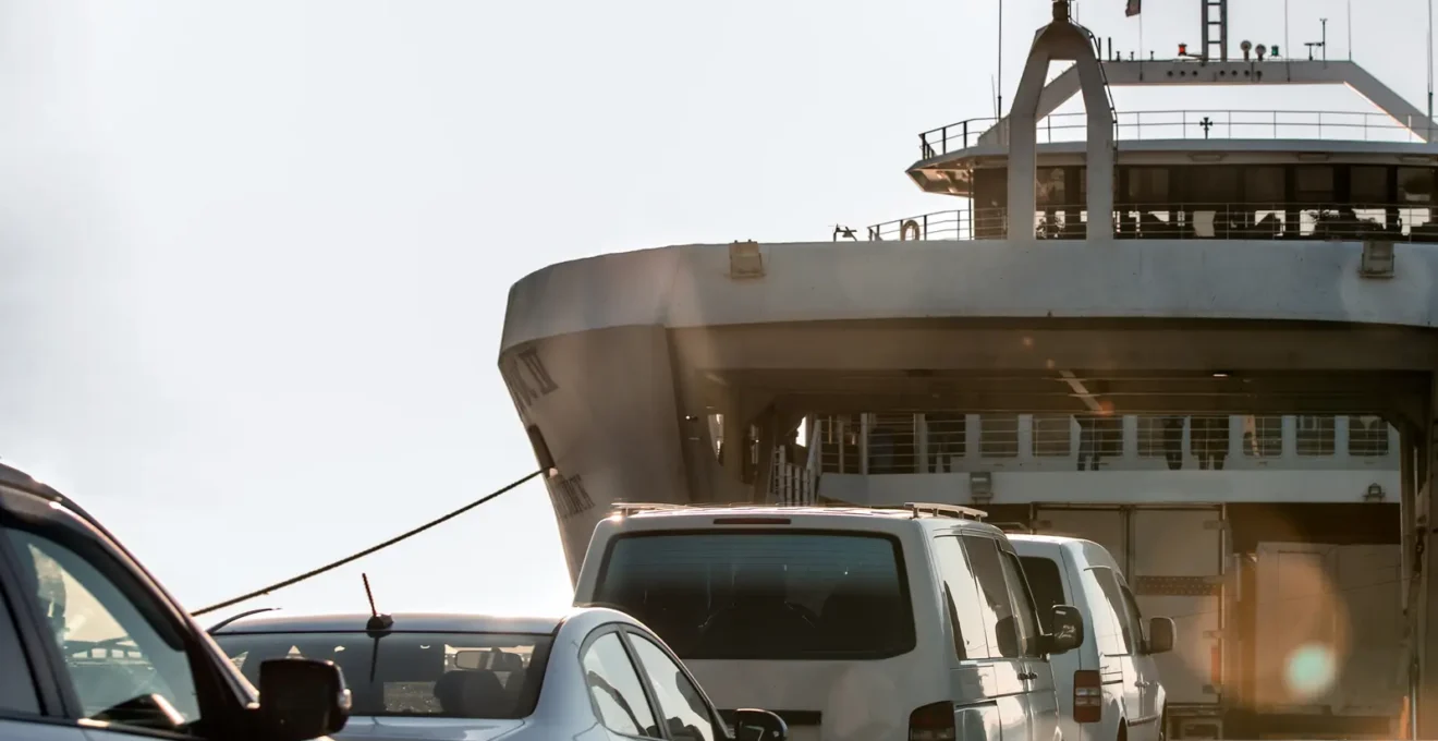 Coda di auto al terminal traghetto in una calura estiva.